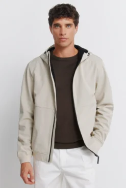 Jaqueta softshell com capuz.