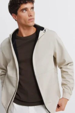 Jaqueta softshell com capuz.