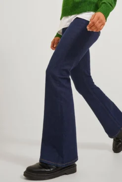 Jeans bootcut escuras