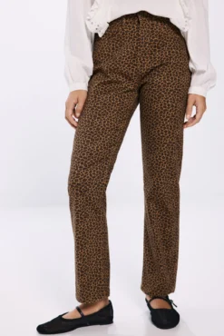 Jeans com estampado de leopardo