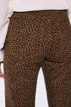 Jeans com estampado de leopardo