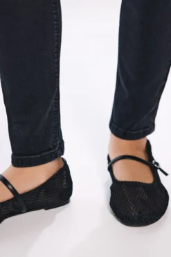 Jeans cortados justos