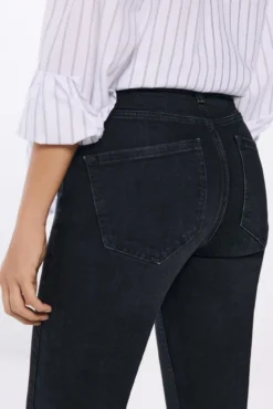 Jeans cortados justos