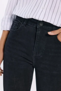 Jeans cortados justos