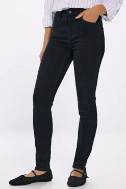 Jeans cortados justos