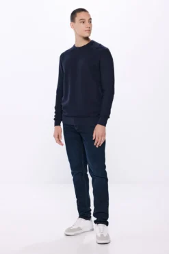 Jeans slim fit azul muito escuro