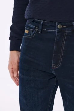 Jeans slim fit azul muito escuro