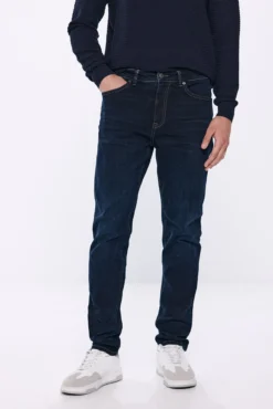 Jeans slim fit azul muito escuro