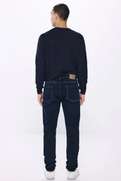 Jeans slim fit azul muito escuro