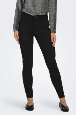 Legging com tachas laterais