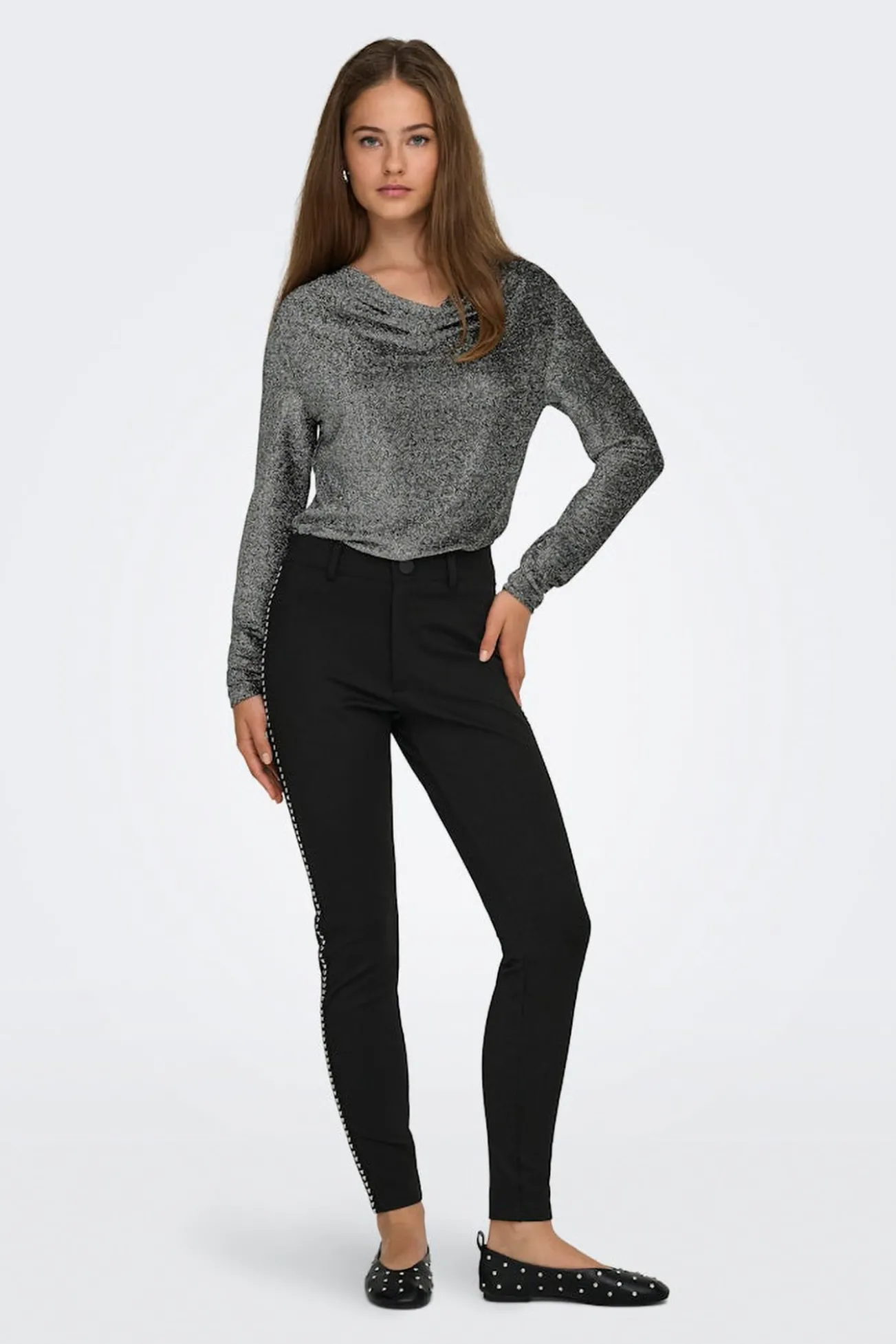 Legging com tachas laterais