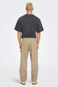 Locker geschnittene Herrenhose.