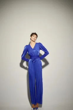 Macacão acetinado em azul Klein