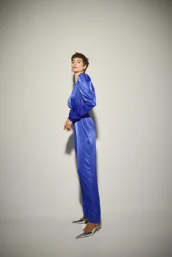 Macacão acetinado em azul Klein