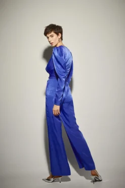 Macacão acetinado em azul Klein