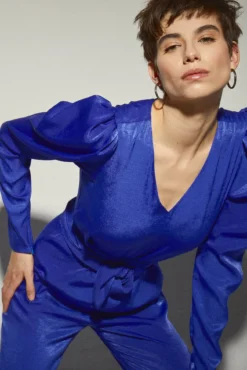 Macacão acetinado em azul Klein