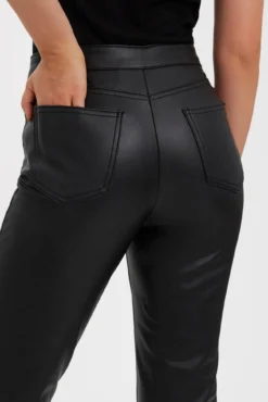 Pantalón recto efecto piel