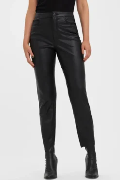 Pantalón recto efecto piel