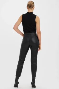 Pantalón recto efecto piel