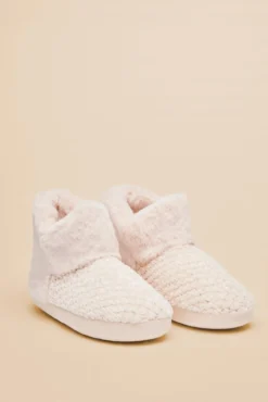 Pantufas com pelo bege