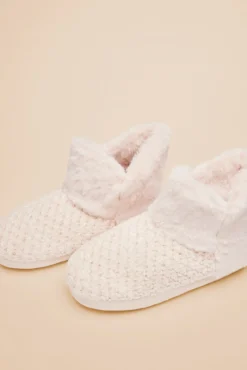 Pantufas com pelo bege