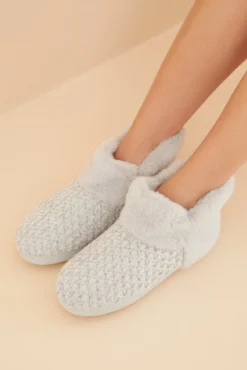 Pantufas com pelo cinzento