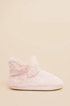Pantufas com pelo cor-de-rosa