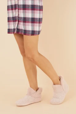 Pantufas com pelo cor-de-rosa