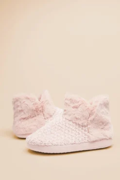 Pantufas com pelo cor-de-rosa