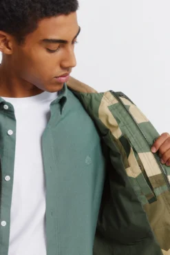Parka camuflada gola de contraste