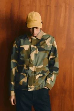 Parka camuflada gola de contraste