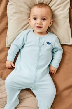 Pijama de bebé menino.