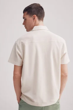 Polo com bolso estruturado de regular fit