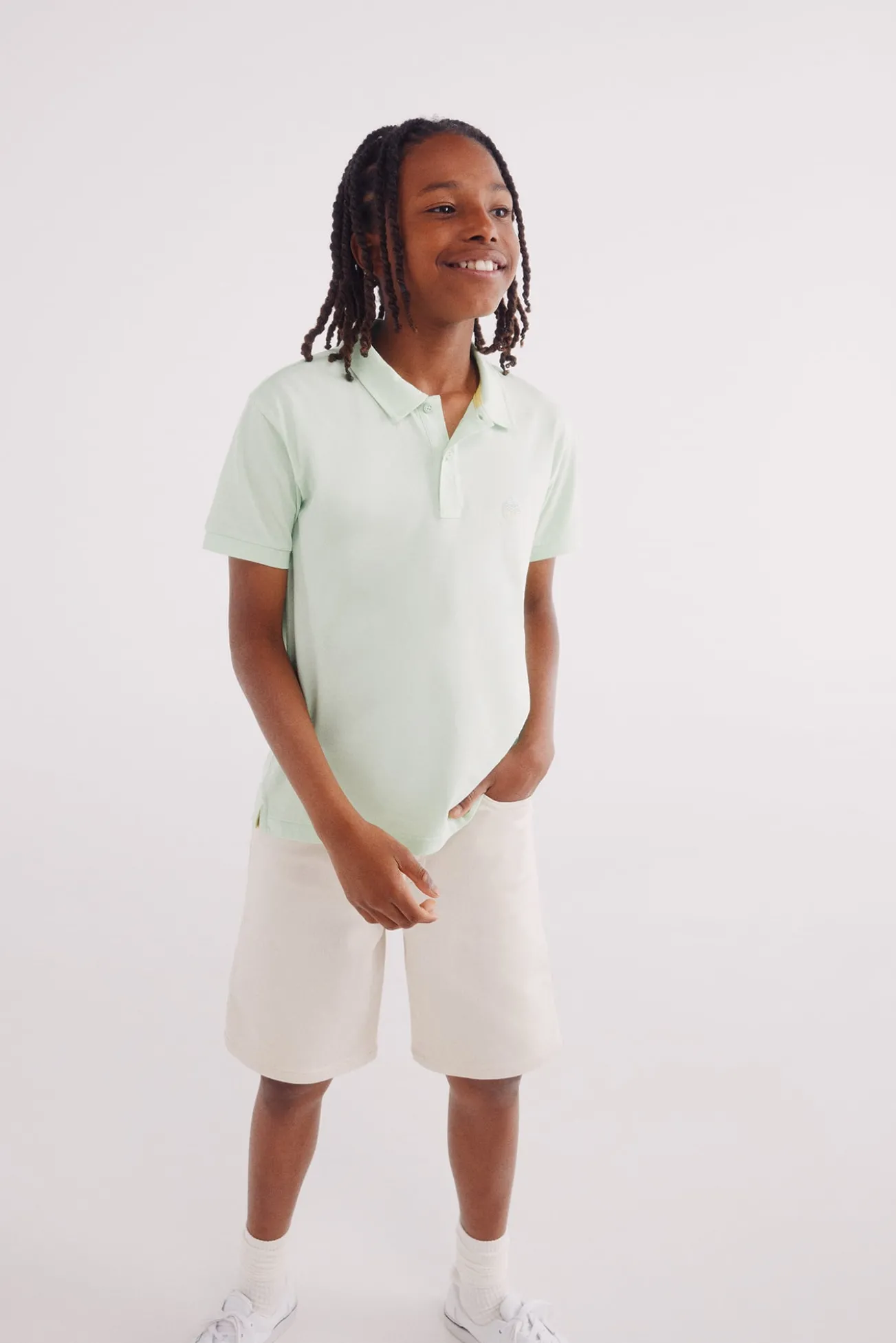 Polo com logo infantil nas costas