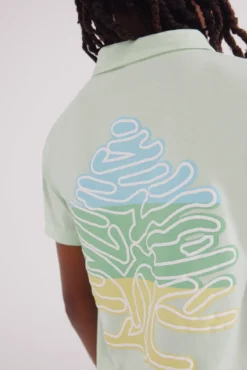 Polo com logo infantil nas costas