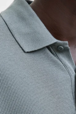 Polo de corte regular
