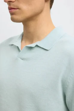 Polo de malha com gola aberta