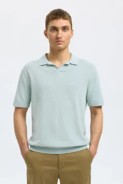 Polo de malha com gola aberta