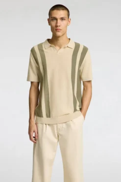 Polo de malha com gola aberta