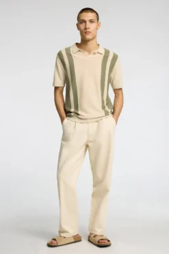 Polo de malha com gola aberta