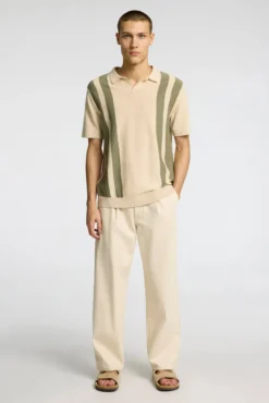 Polo de malha com gola aberta