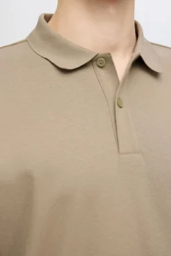 Polo de manga comprida de algodão reciclado.