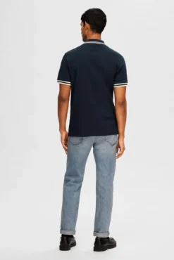Polo de manga curta com fecho de correr, fabricado em algodão reciclado.
