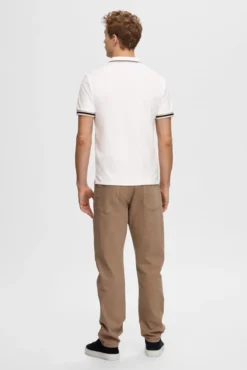 Polo de manga curta com fecho de correr, fabricado em algodão reciclado.
