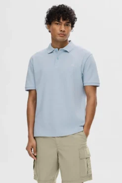 Polo de manga curta com logo bordado 100% algodão orgânico.