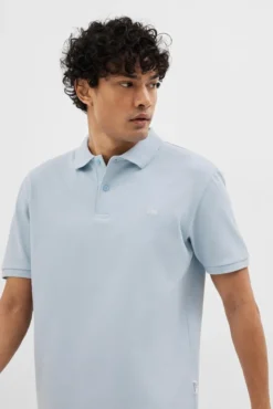 Polo de manga curta com logo bordado 100% algodão orgânico.
