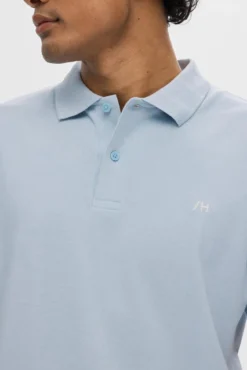 Polo de manga curta com logo bordado 100% algodão orgânico.