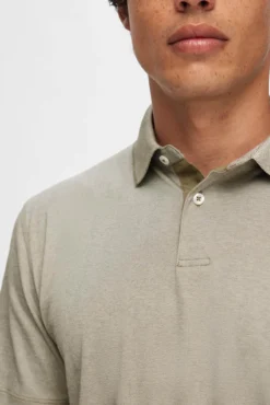 Polo de manga curta confecionado com algodão orgânico