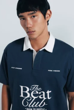 Polo de rugby com texto em corte quadrado