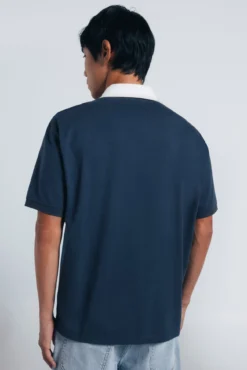 Polo de rugby com texto em corte quadrado